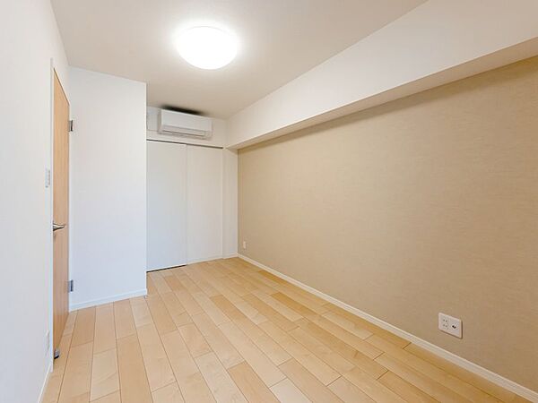 【洋室　約5帖】エアコン1台標準設置済みのため、快適にお過ごしいただけます。