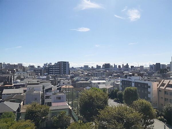【眺望写真】建物前面は公園につき、緑豊かな自然を感じることができます。