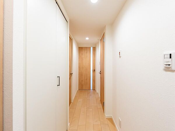 【廊下】ナチュラルな色味の建具を採用し、廊下も温かみのある空間に仕上げています。