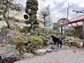 その他：庭には、四季折々の草花が。春には、フキノトウやムスカリなどなど可愛い花々が咲いてくれます。