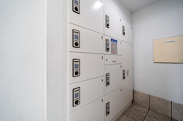宅配ボックス付きのマンションです。