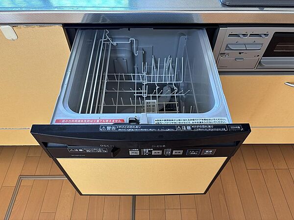 【食器洗乾燥機】家事の時短が叶う、食器洗乾燥機が備わっています。/2026年8月撮影