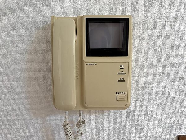 【TVモニタ付きインターホン】玄関に行く前に来訪者を確認できるため、防犯に役立ちます。