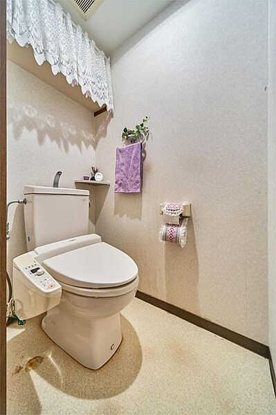 【トイレ】白を基調とした清潔感のあるトイレです。