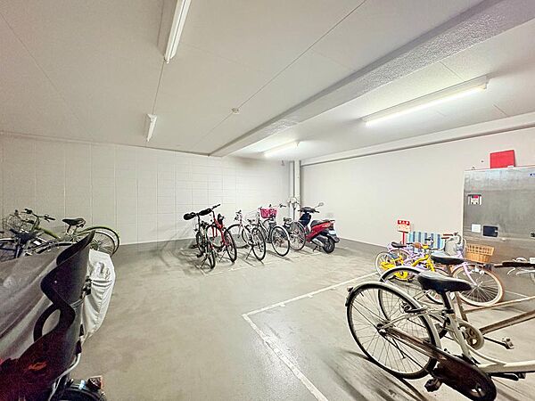 【駐輪場】敷地内には駐輪場が設けられています。屋根が設置されているので、雨に濡れにくいです。