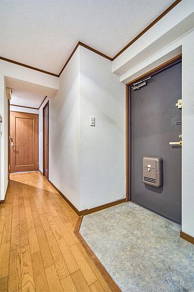 【廊下】玄関から左右に分けて部屋が配置されています。洋室2部屋の独立性◎