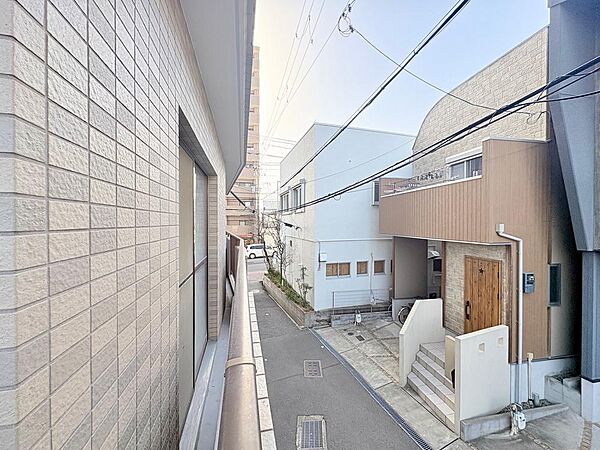 【北西側バルコニー】北西側から見た眺望。周囲に高い建物が少なく、開放感があります。