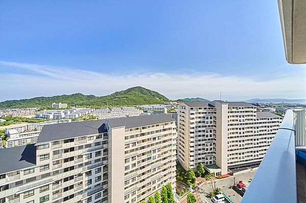 【南東側バルコニー】目の前を遮る建物がないため、開放的な景色が広がります。