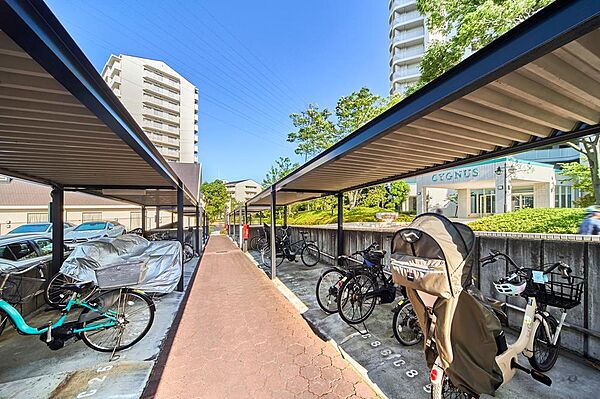 【駐輪場】屋根付きの駐輪場です。自転車を雨や直射日光から守ることができます。