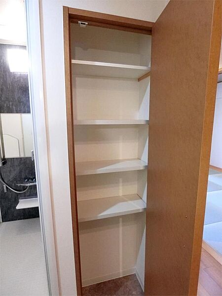 【収納】洗面に設置されている収納です。タオルや洗濯用品をすっきりと片付けることができます。