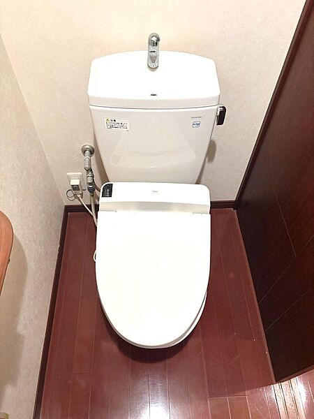 【トイレ】トイレと洗面室、浴室が1ヶ所にまとめられた便利な間取りです。