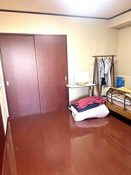 【リビング以外の居室】LDとキッチンの2ヶ所から出入りすることができる回遊動線。