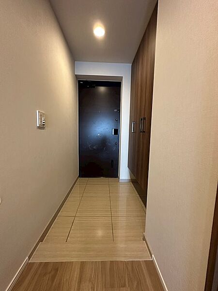 ナチュラルテイストの明るい玄関です。人感センサー照明付きの玄関です。