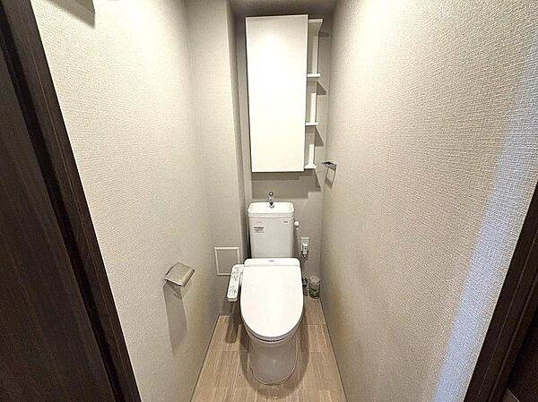 【トイレ】手洗一体型トイレが採用されています。温水洗浄便座付きのため、季節問わず快適に使用できます。