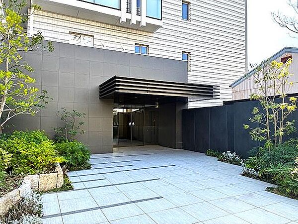 【エントランス】植栽が施されており、毎日自然を感じられます。