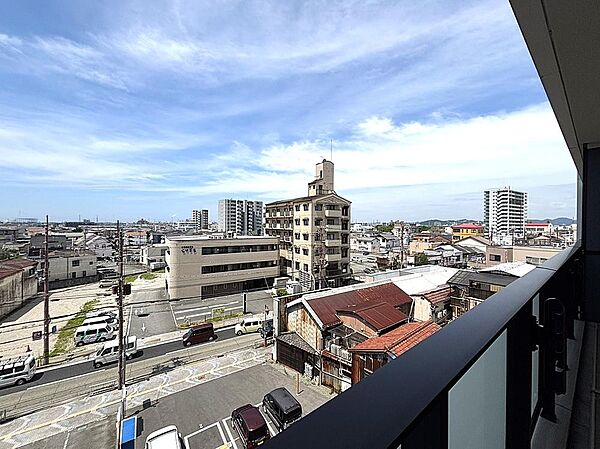 【眺望】5階住戸からの眺望は、穏やかな周辺の街並みと青空（天候による）。