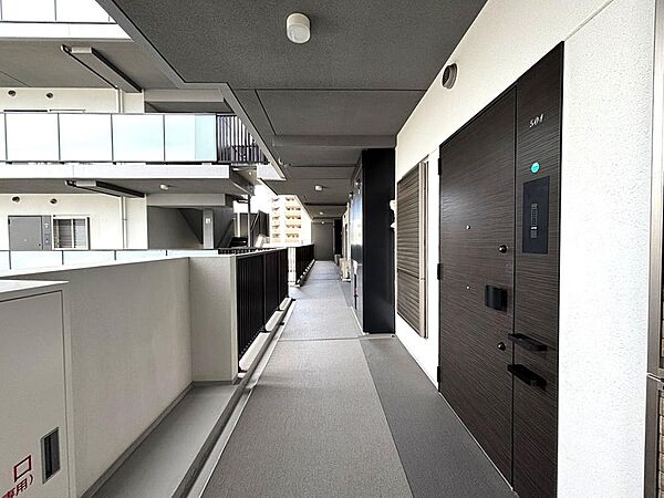 【廊下】ゆとりのある共用廊下で、住戸までゆったりとアプローチできます。