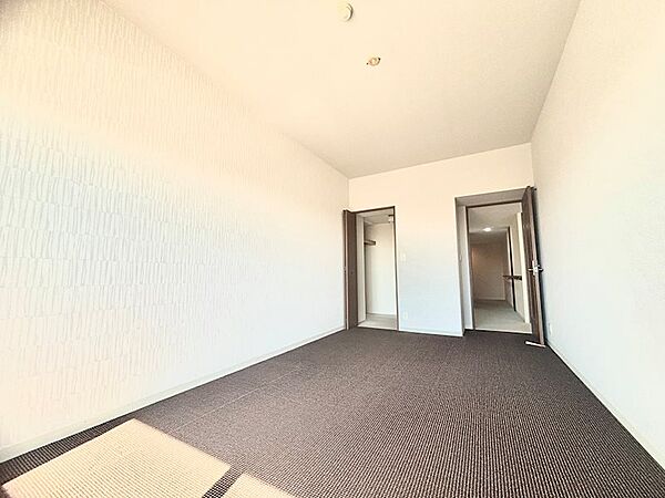 【洋室約/9.1帖】広々とした洋室で、家具の配置もしやすいです。容量たっぷりのWIC付き。