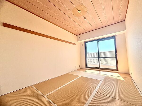 【和室/約6.0帖】和室の広さは約6帖です。お子様の遊び場やお昼寝スペースなど、様々な使い方ができます。
