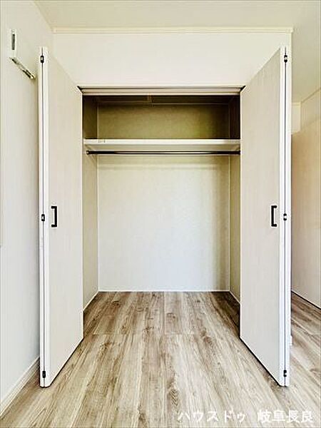 ≪6.5帖南側洋室≫洋服をかけて収納できるクローゼットを各居室に完備。整理整頓がしやすく、お部屋をすっきりと保てます。衣替えもスムーズに行える、便利な収納スペースです。