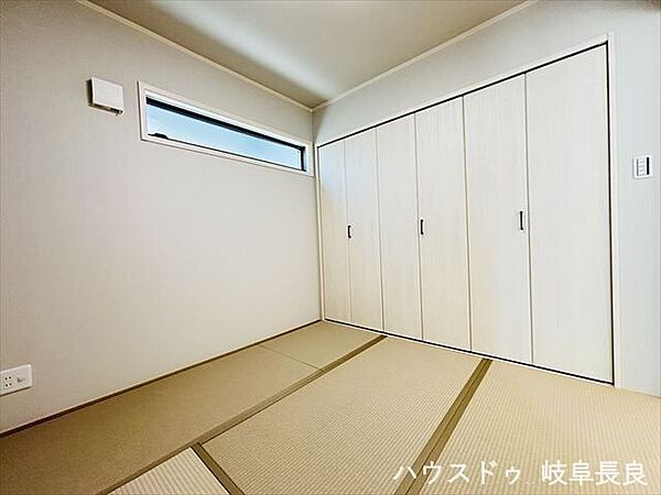 ≪4.5帖≫布団や季節の衣類をまとめてしまえる大容量の収納スペースを確保した和室です。空間を広々と使え、くつろぎの場と実用性を兼ね備えた快適な和の空間です。