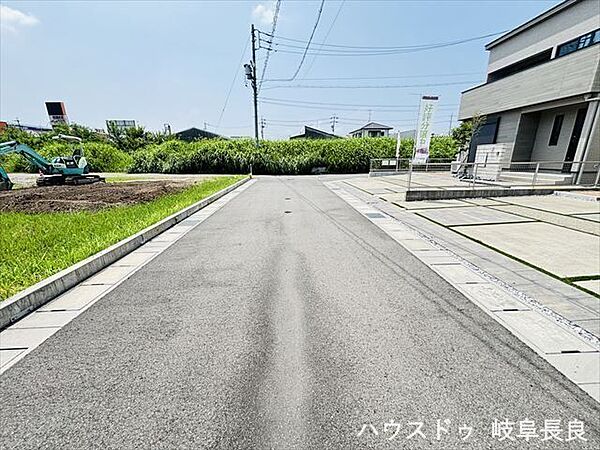 ≪南側西向き≫幅員約5mの前面道路です。車がすれ違える道幅です。車1台とベビーカーですれ違っても余裕があります。