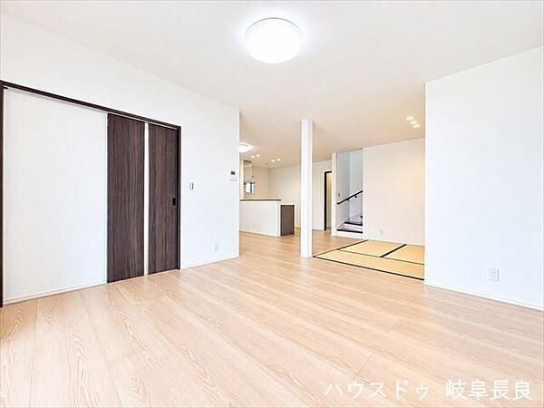 ※CGにてもの消し加工したものです。足元から温かい床暖房と寛ぎの畳コーナーを備えたLDKです。四季を通じて心地よく過ごせます。