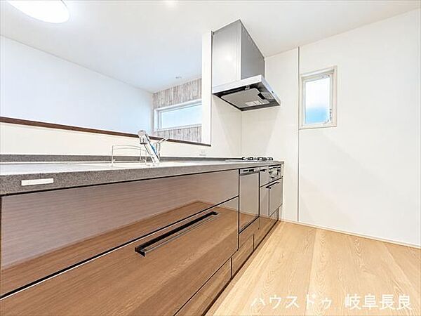 人気のカウンターキッチンを採用。リビングとの一体感があり、家族との会話を楽しみながら料理ができる住空間です。