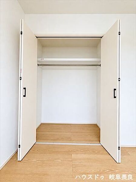 ≪南側6帖洋室≫豊富な収納スペースで、生活用品や季節の荷物もすっきりと整理できます。