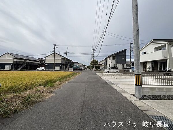 ≪南側西向き≫幅員約4mの前面道路です。普通車が1台通れる幅となります。