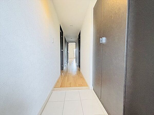 すっきりとした印象の玄関は、住まい全体の上質さを引き立てる、心地よいエントランス空間です。