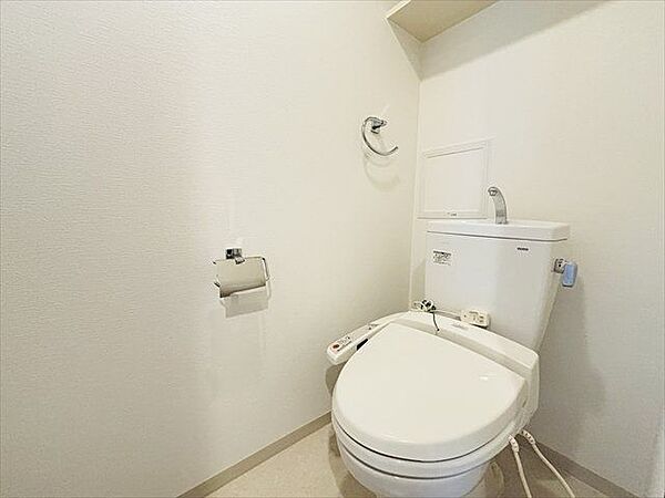 シンプルで飽きのこないデザインのトイレ。どなたでも使いやすく、快適な住まいづくりに配慮されています。