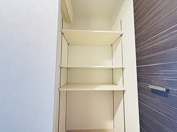 【廊下収納】廊下収納は掃除用品を入れたり、各部屋に収まりきらないものを収納したりと重宝します♪