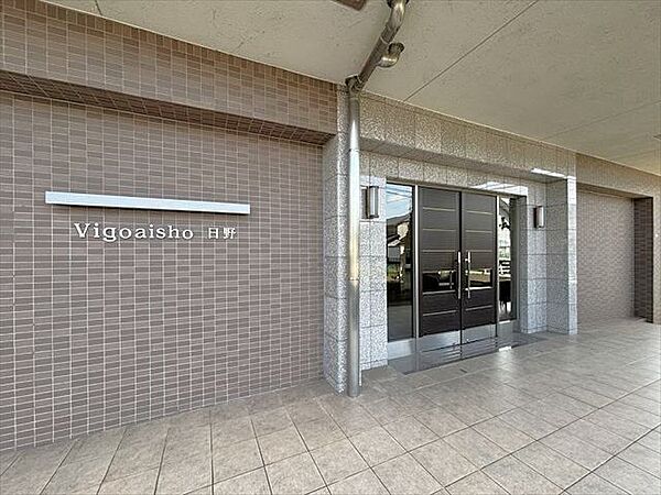 住まいの価値を感じさせるエントランス空間。落ち着いた雰囲気と美しく整えられた共用部が、日々の暮らしを彩ります。