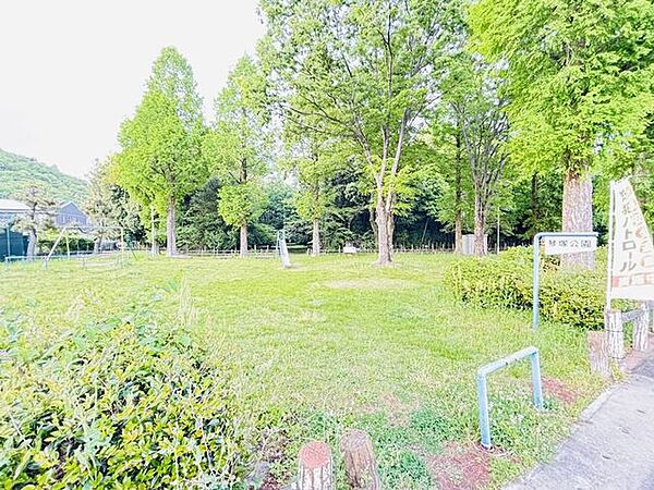 琴塚公園琴塚古墳そばにある公園です。大きな木が多く、緑に囲まれています。ブランコ・滑り台・ベンチ・公衆トイレが設置されています。 1540m