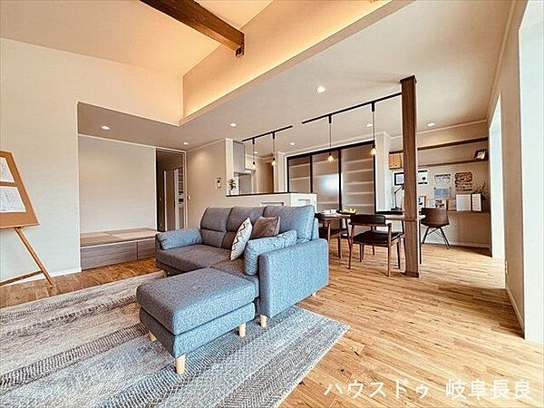木の優しさと力強さが家族を包む住まい。快適性とゆとりをデザインしたリビングは広々21.9帖。一緒にテレビを観たり食事をしたり、同じ時間を共有できる温かい空間となります。