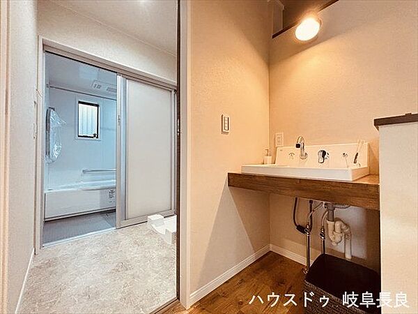 毎日お使いになる洗面所は、明るく清潔感のあるスペースです！ランドリーコーナーと洗面台を扉で分けた設計なので、来客時にも生活感を隠せてすっきりした空間に。