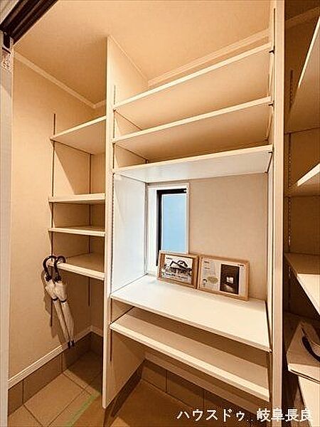 【土間収納】大きな土間収納は使い心地が良く収納力も高いです。ベビーカーやアウトドア用品など、外で使用するものを玄関ドアの近くに収納できるので便利です。