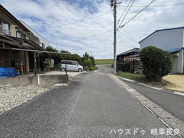 【南側前面道路東向き】幅員約6mの前面道路です。道路幅にゆとりがあるので、車種を選びません。大きめの車を乗りたい方にもオススメです。