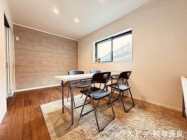 【1階7.5帖洋室】暗くなりがちな北側の洋室ですが、2面採光なのでお部屋が明るいです。