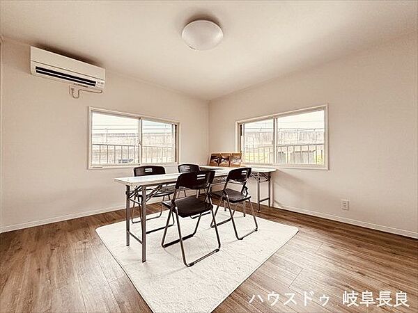 【2階8帖洋室】ゆとりのあるお部屋のため、寝室としても使用しやすそうですね。静かな環境で、ゆっくり読書や趣味の時間を楽しむのにもぴったりな部屋です。