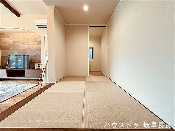 【1階3帖タタミコーナー】ごろんとお昼寝したり、洗濯物をたたんだりと家族のくつろぎのスペースになりそうですね。
