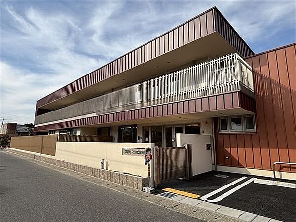 合渡保育園 人格形成の一番重要な時期の乳幼児期に、「思いやりの心」「豊かな人間性」を持つ子どもを育成します。 820m