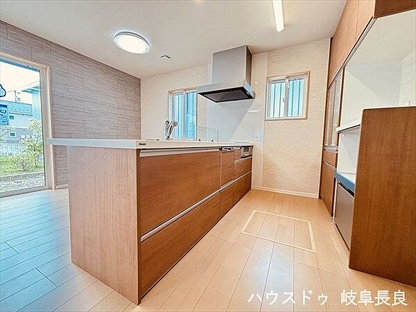 開放的なペニンシュラキッチン！料理をしながらリビングをしっかり見渡せます。床下収納にはあまり使うことのない調理器具や非常食を収納しておけますね♪