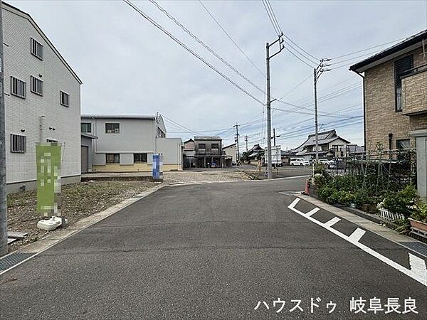 北側前面道路幅約7.5ｍです。車の出し入れもしやすく、配達などの車が停まっていても通行出来る道幅です