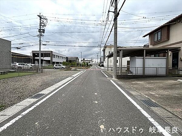 ≪西側南向き≫幅員約4mの前面道路です。普通車が1台通れる幅となります。交通量も少ないので、お子様も安心ですね。