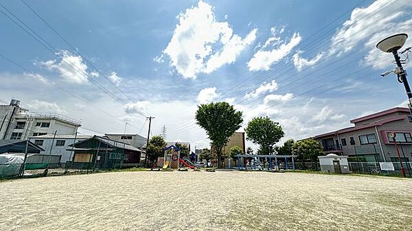 あかね公園住宅街にあり、グラウンドが広く、日当たりの良い公園です。遊具は滑り台・ブランコなどがあります。入口にはスロープがあり、バリアフリー対応のトイレも設置されています。 910m