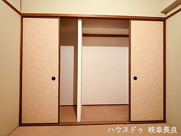 【4.5帖和室】布団や季節物の収納に便利な押入付きで、お部屋をいつでもすっきり保てます。