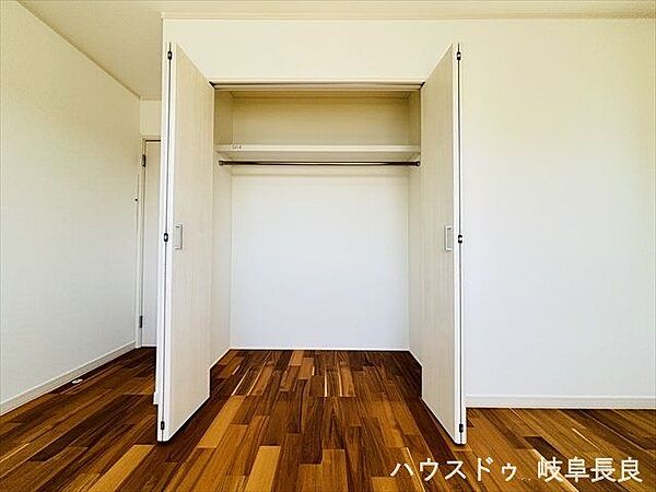 ≪3F7.3帖洋室≫収納スペース充実！引き出しタイプの家具を入れれば、ハンガーにかけれない物もスッキリ収納できますね。