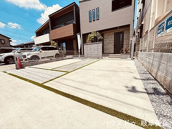 並列で2台駐車可能な広さ。土間コンクリートで雑草が生えにくく、お手入れラクラク。